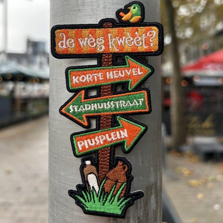 De mooiste carnavalsemblemen van Kruikenstad bestel je op kruikenemblemen.nl